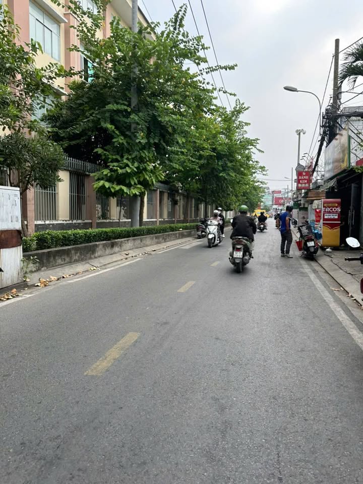 Nhà Hóc Môn 154m² giá 5.5 tỷ - Sân vườn mát mẻ, chính chủ bán gấp!