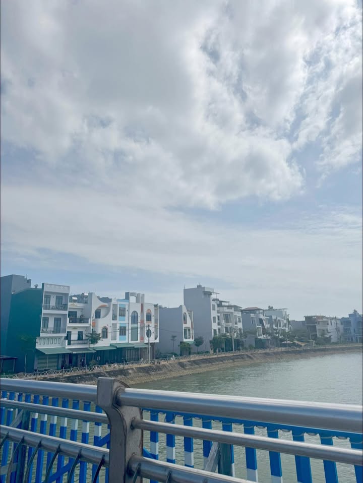 Nhà 3 tầng mặt tiền view sông tại Hoài Thanh 43m² giá 3.95 tỷ - Đầu tư sinh lời lý tưởng!