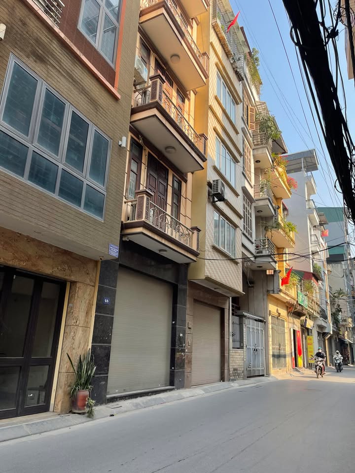 Nhà 4 tầng mặt phố Tôn Thất Tùng, Đống Đa 36m² - Ô tô đỗ cửa, dân trí cao!