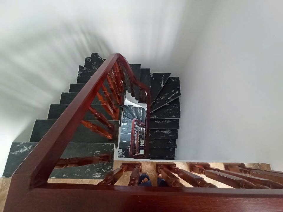 Bán nhà Nguyễn Văn Cừ, Long Biên 52m² giá 9.8 tỷ - Nhà 5 tầng khung cột chắc chắn!