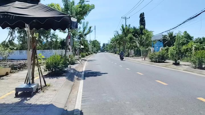 Nhà 3 tầng lô góc 100m² mặt phố Lê Hùng Yên - Phù hợp làm văn phòng và nhà ở!