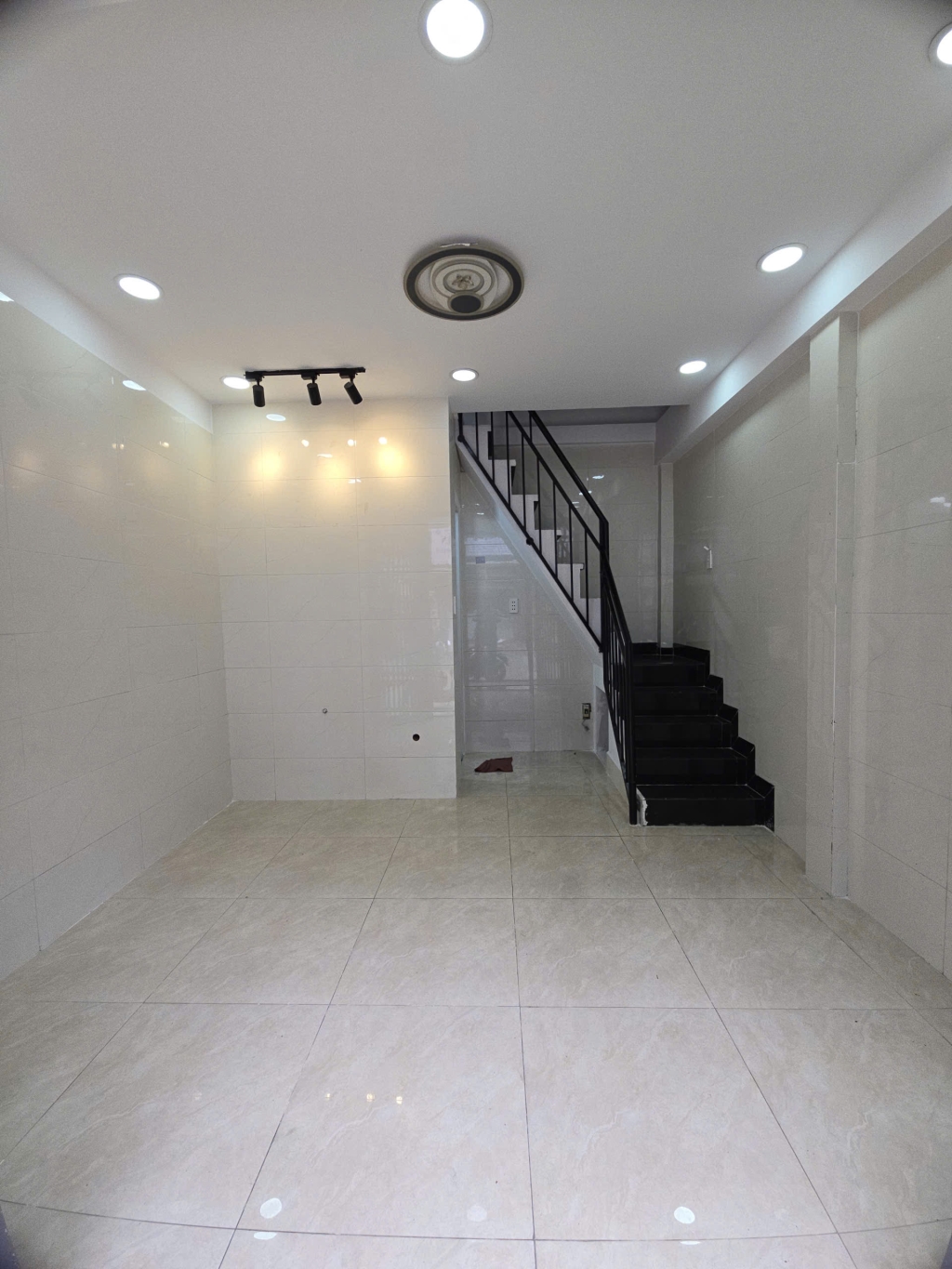 Nhà mặt tiền kinh doanh Phạm Văn Xảo 30m² giá chỉ 2.65 tỷ - Sẵn sàng vào ở ngay!