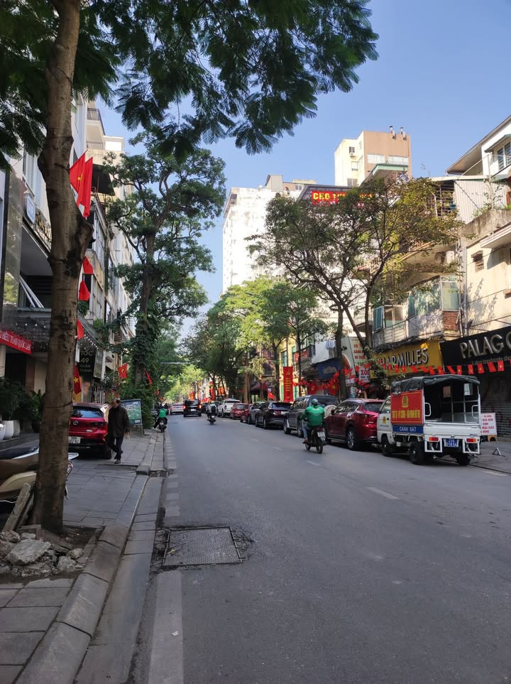 Bán nhà mặt phố Quán Thánh, Ba Đình 158m² giá 95 tỷ - Kinh doanh sầm uất!