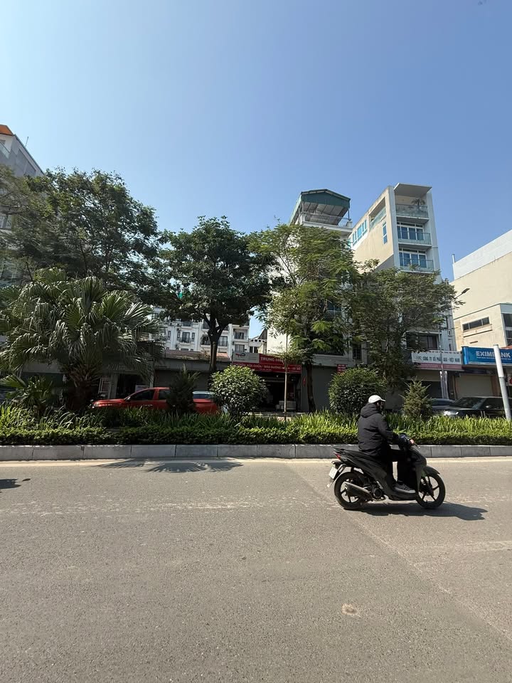 Bán đất mặt phố Lạc Long Quân Tây Hồ 95m² giá 50.35 tỷ - Đoạn đẹp nhất gần Hồ Tây!