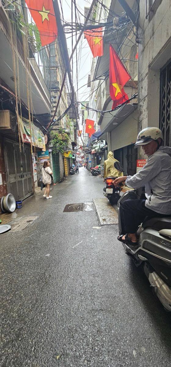 Nhà riêng Đống Đa 92m² giá 16 tỷ - Căn góc thoáng mát, gần hồ và trường học!