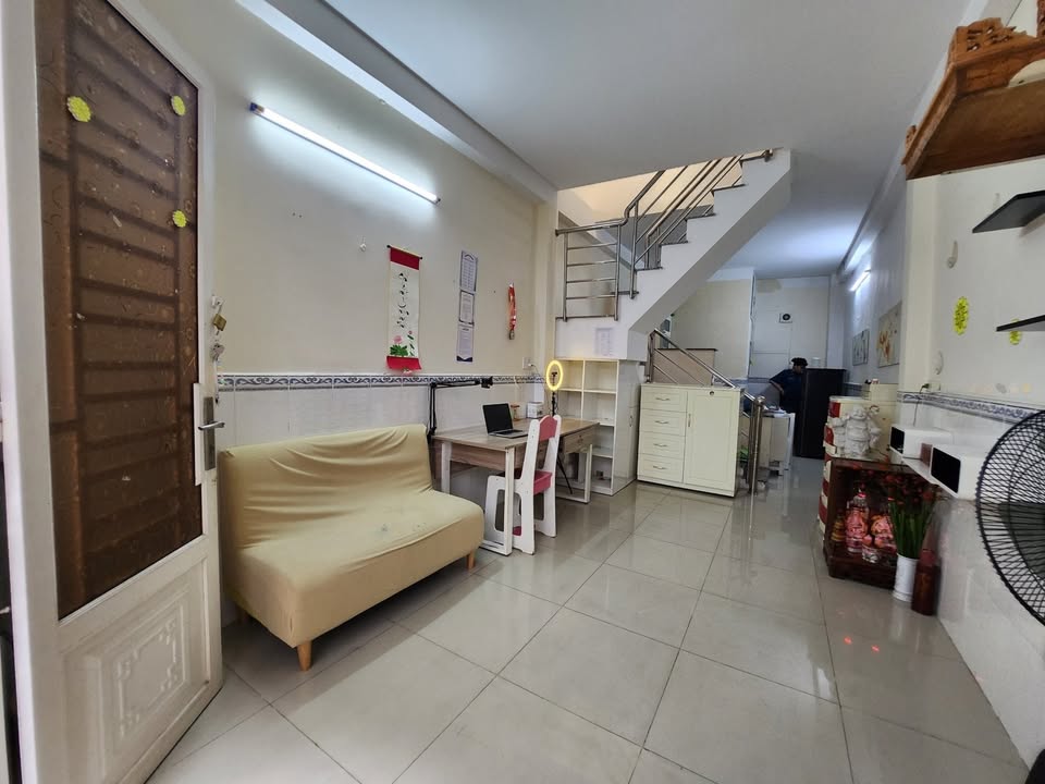 Nhà phố Nguyễn Văn Cừ Quận 1 32.45m² giá 6 tỷ - Vị trí đắc địa trung tâm!