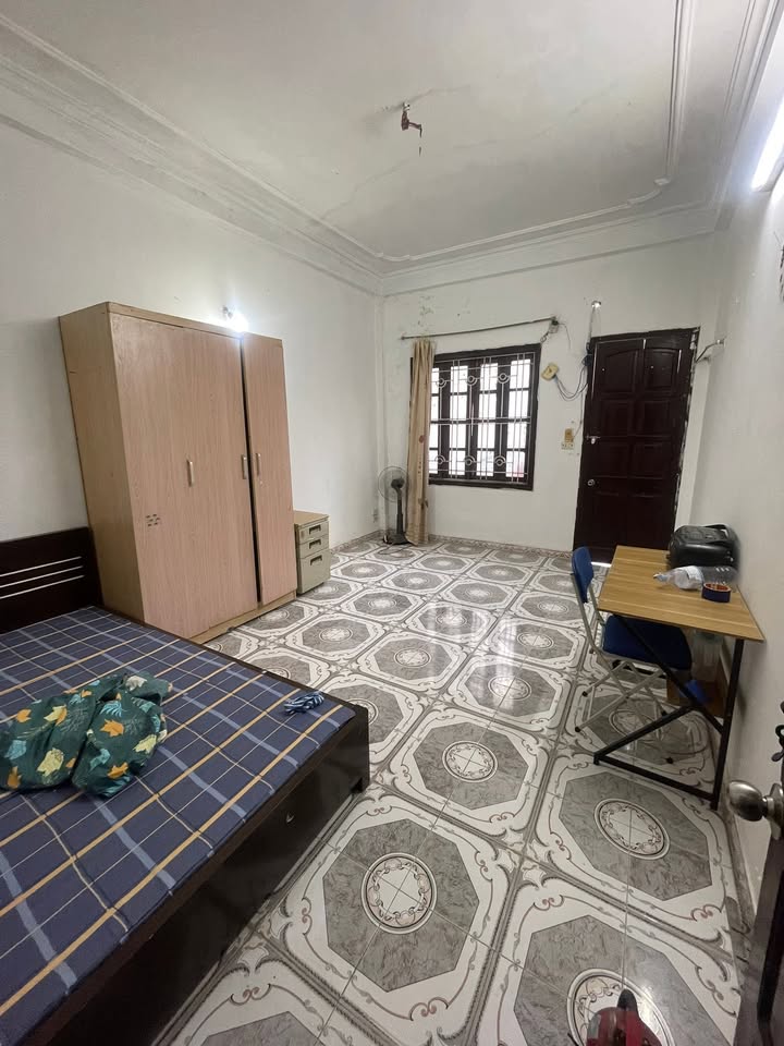 Phòng cho thuê 20m² tại Làng Thủ Lệ, Quận Ba Đình - Giá 2.2 triệu/tháng, gần trường Giao thông vận tải