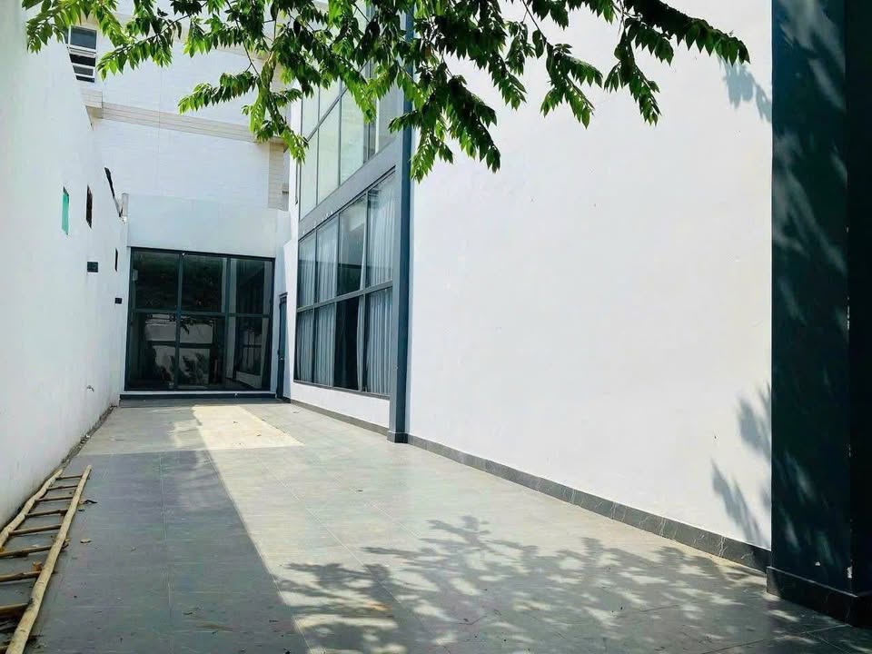 Nhà cho thuê Cư Xá Tự Do, Quận Tân Bình 200m² giá 5X triệu - Sân để xe thoải mái!