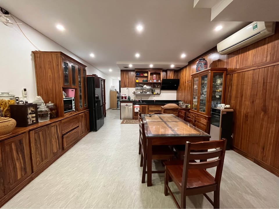 Nhà 3 tầng mặt tiền đường Hoàng Đạo Thúy, 100m² giá 8.6 tỷ - Phù hợp gia đình lớn!