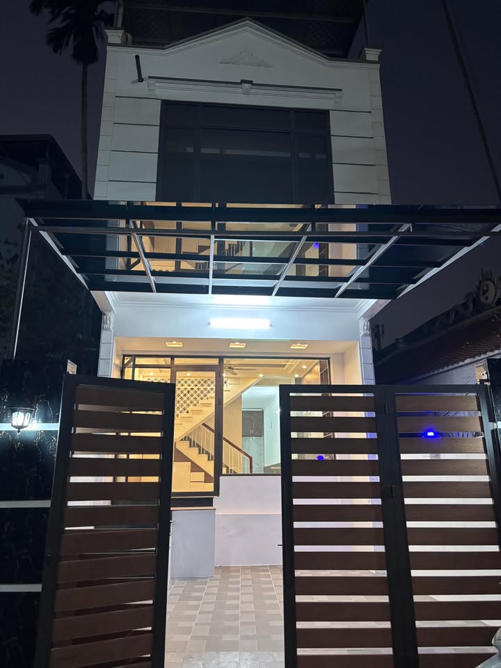 Nhà mặt ngõ kinh doanh phường Đồng Quang 100m² giá 4.45 tỷ - Dân trí cao, vị trí đắc địa!