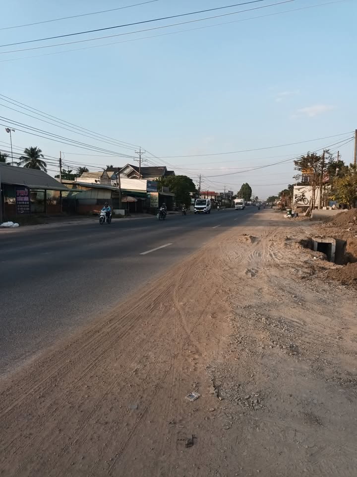 Nhà mặt tiền bờ kinh 1750m² giá 7 tỷ - Nhà mới 100% chính chủ!