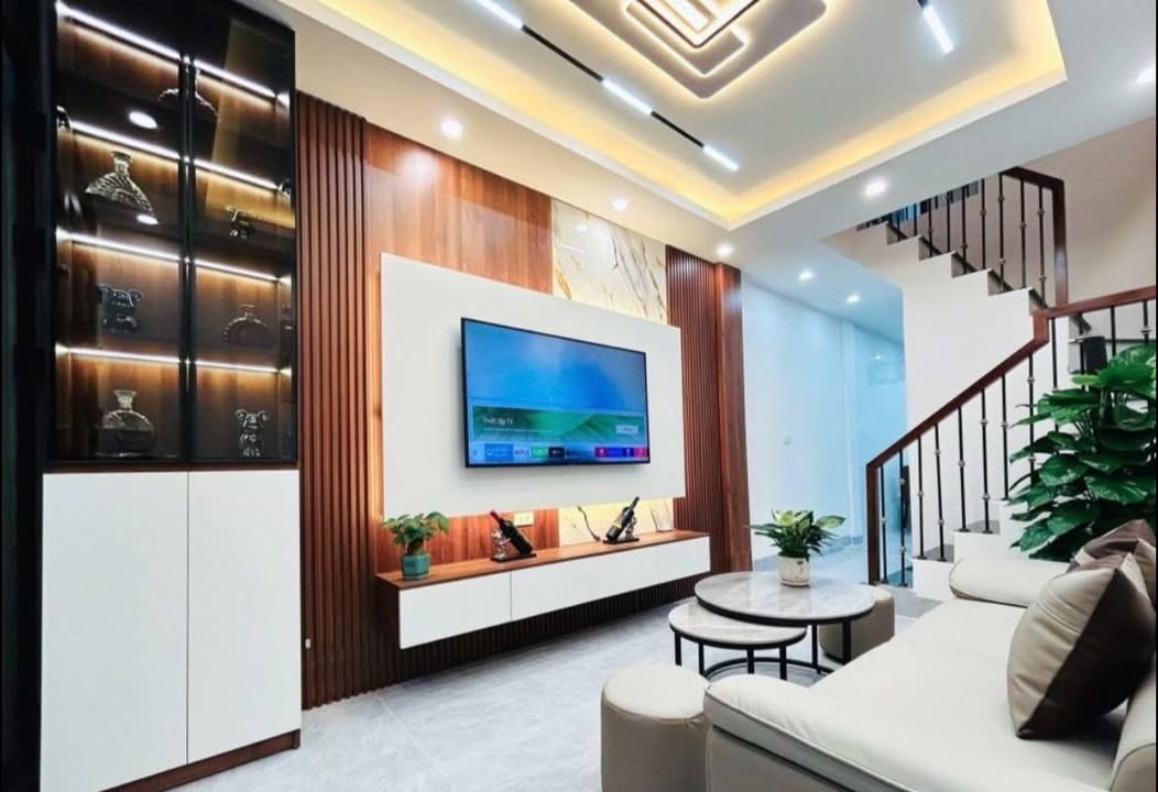 Nhà 5 tầng phố Hoa Bằng, quận Cầu Giấy - 40m² nhỉnh 8 tỷ - Sẵn sàng vào ở!