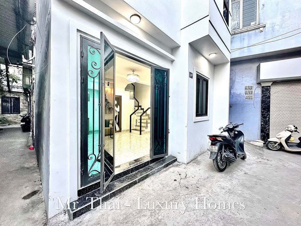 Nhà 3 tầng Miếu Hai Xã, 30m² giá 2 tỷ - Thiết kế hiện đại, tiện ích quanh nhà!