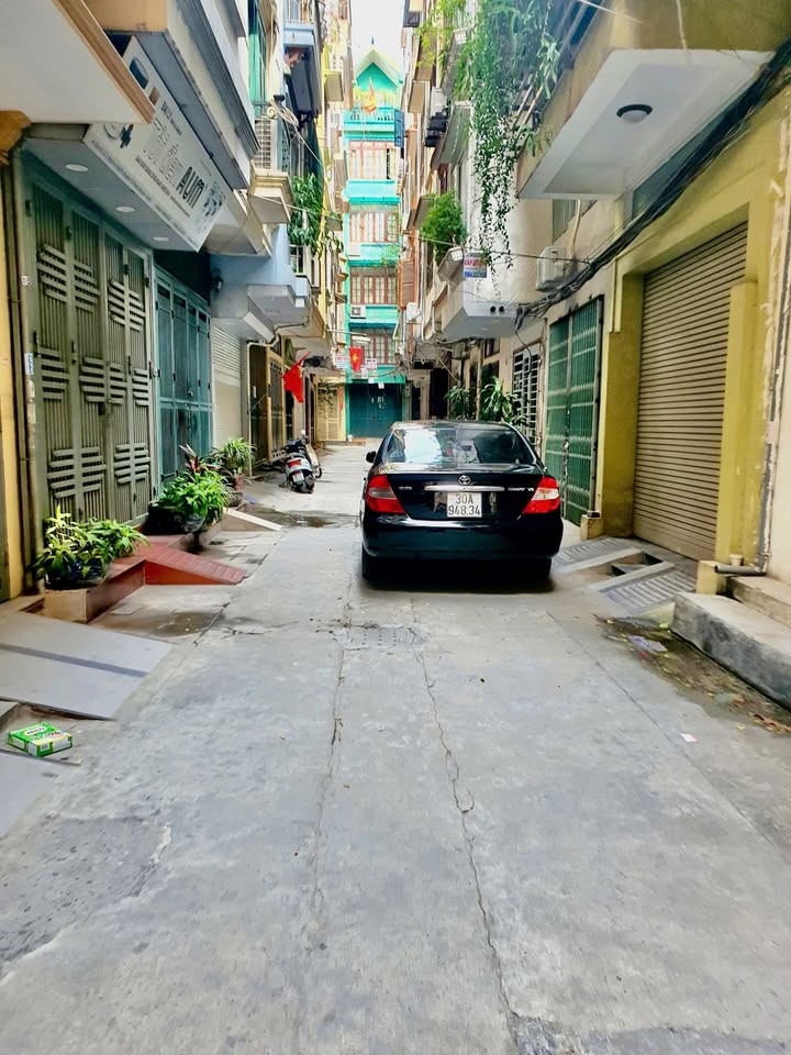 Nhà 5 tầng Lai Xá 37m² giá nhỉnh 6 tỷ - Lô góc, ô tô đỗ cổng!