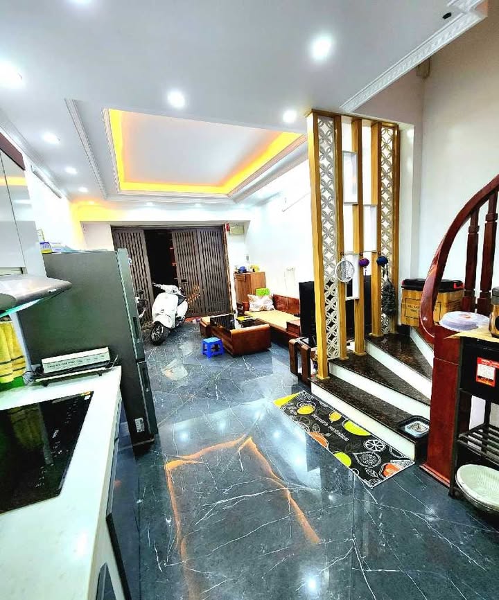 Nhà phố Cầu Giấy 35m² giá 5.15 tỷ - Ô tô gần nhà, sẵn sàng ở ngay!