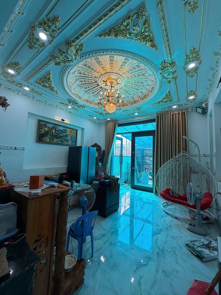 Nhà Lầu Hoàn Công xã Tân Thạnh Đông 140m² giá 4.8 tỷ - Sẵn sàng vào ở ngay!