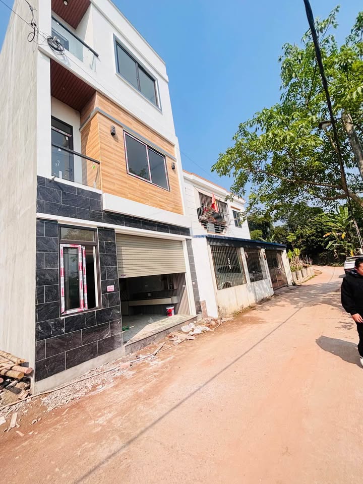 Nhà 3 tầng Phường Thịnh Đán 150m² giá 3 tỷ - Không gian sống thoáng đãng!