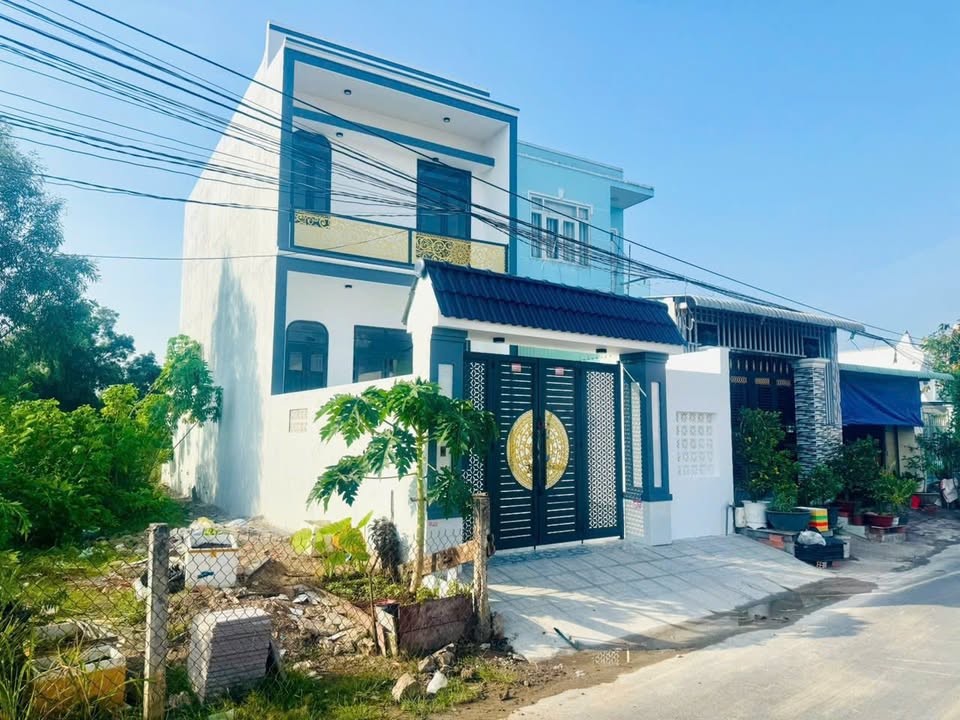 Nhà phố 2 tầng 119m² tại Ấp Lộc Hậu, Cần Giuộc - Sổ hồng chính chủ, giá chỉ 3.2 tỷ!