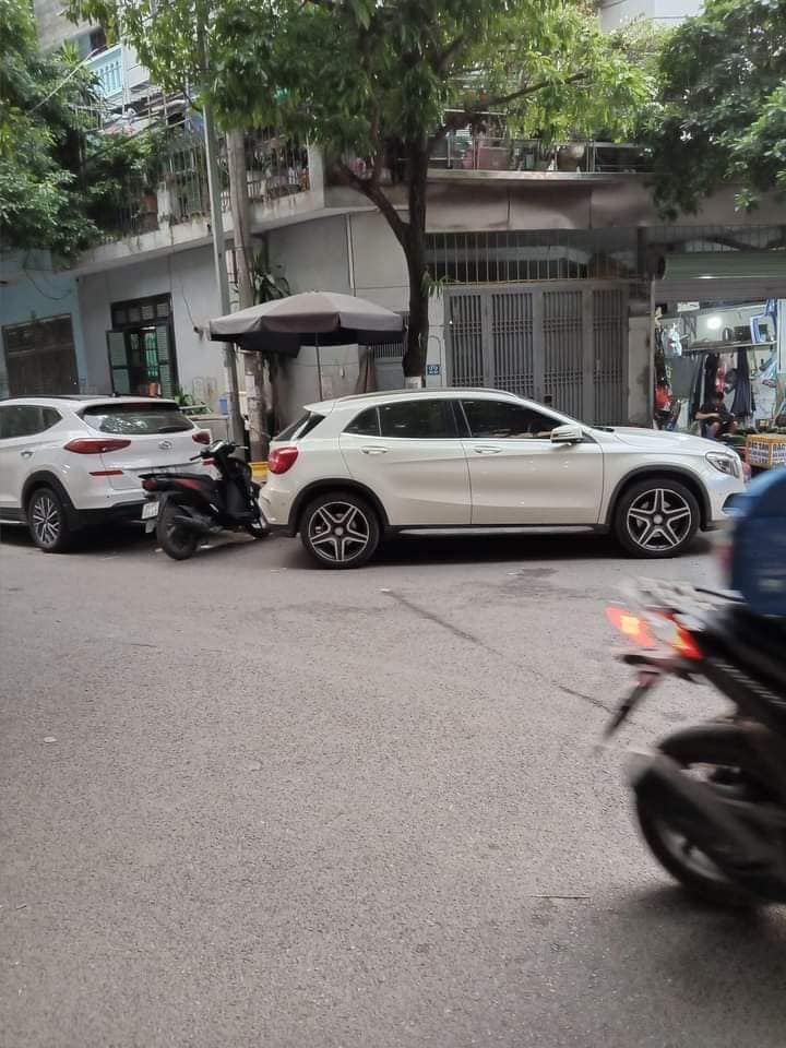 Nhà phố Hoàng Quốc Việt 55m² giá chỉ 6,8 tỷ - Ô tô cạnh nhà, sổ đỏ nở hậu!