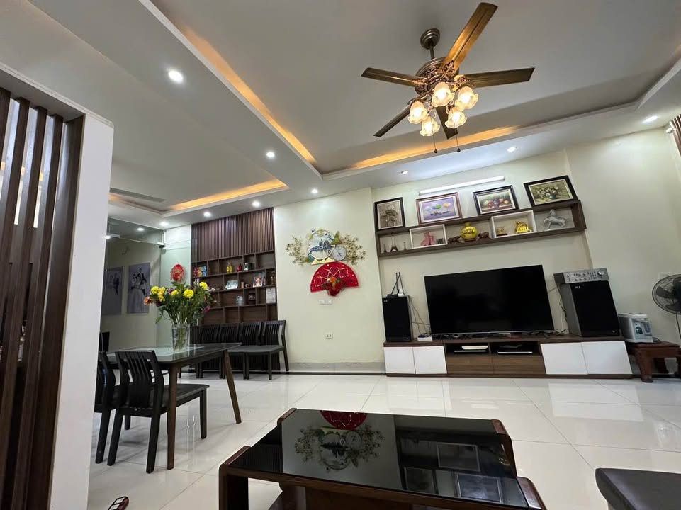 Nhà 4 tầng mặt tiền 5m đường Văn Miếu 90m² giá 15 tỷ - Kinh doanh sầm uất!