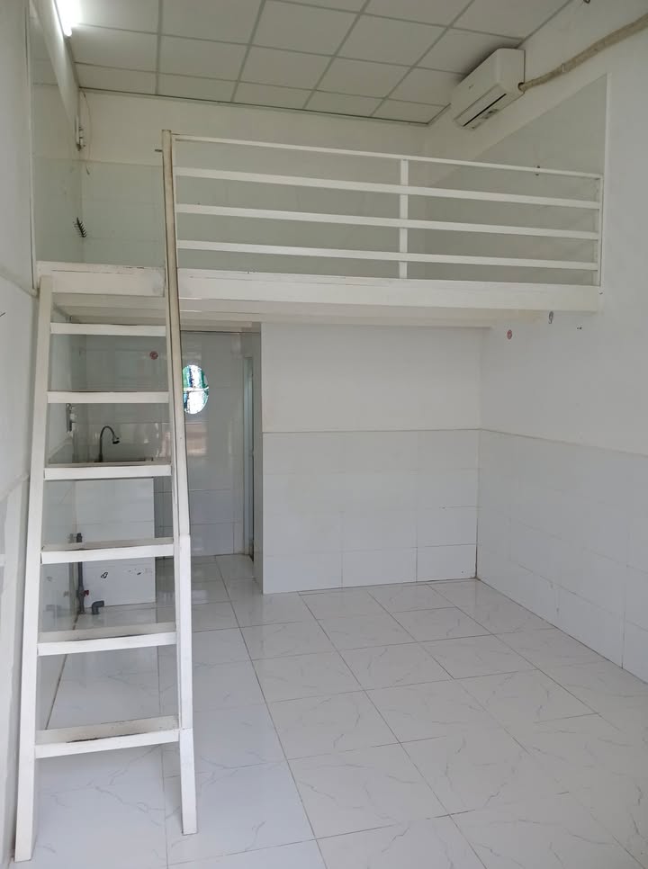 Nhà trọ hẻm 359 Nguyễn Văn Cừ, 2 triệu - Gác và máy lạnh thoáng mát!
