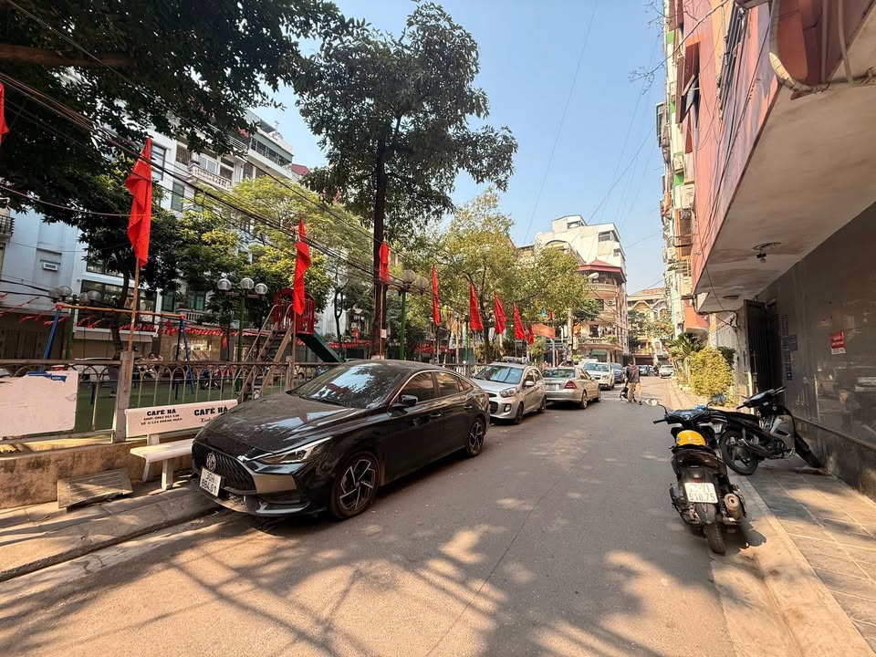 Bán nhà phố Hoàng Ngân, quận Cầu Giấy 61m² giá 33.5 tỷ - Mặt tiền rộng, kinh doanh tốt!