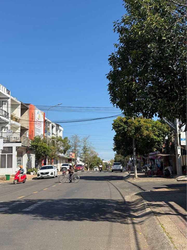 Đất nền Bảo Lộc 135m² giá 1.9 tỷ - Sổ đỏ chính chủ, tiện ích đầy đủ!