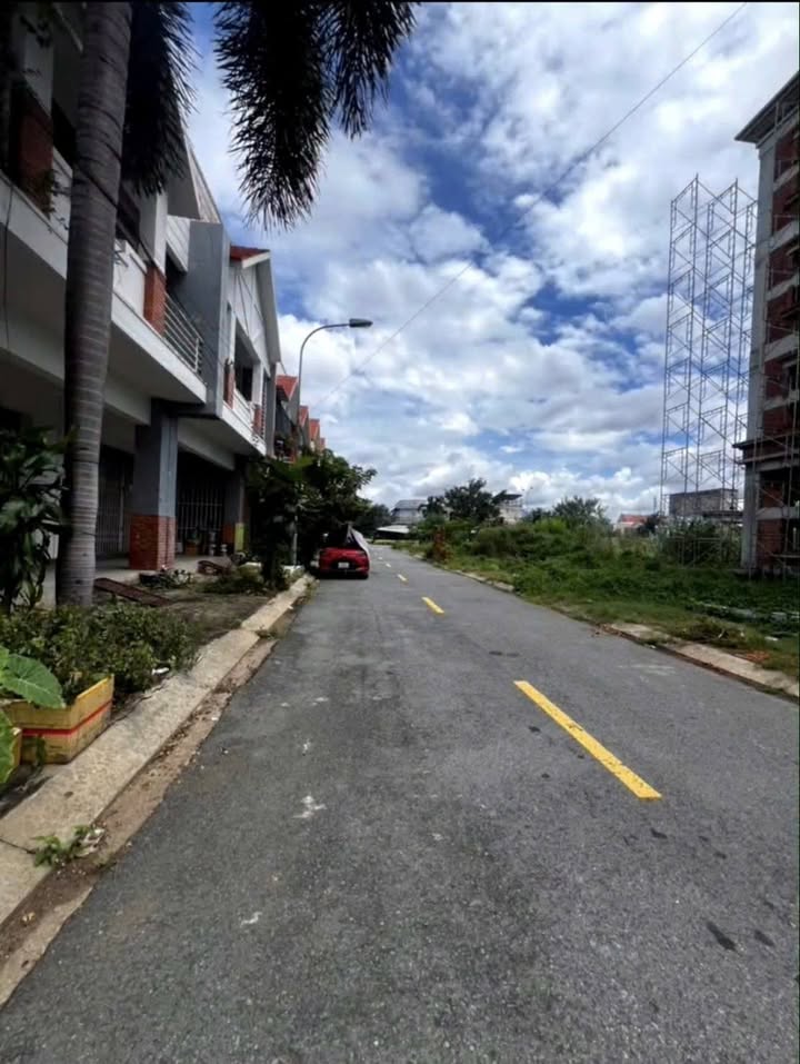 Nhà phố liền kề tại đường D1, Xã Long Hậu, 69m² giá 3.3 tỷ - Đầu tư sinh lời!