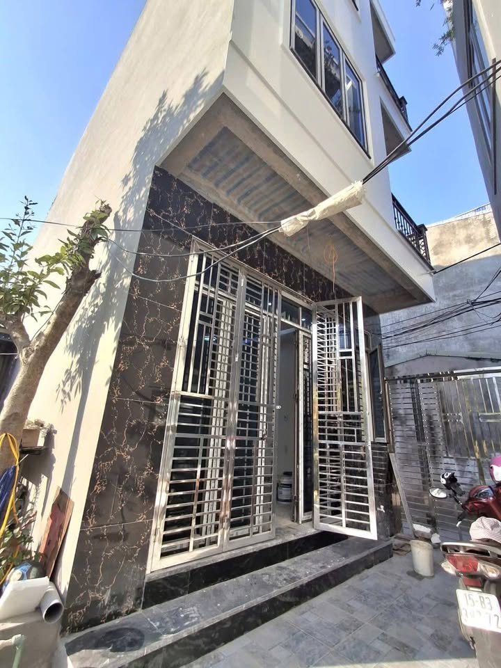 Nhà góc 3 tầng Hùng Vương, Hải Phòng 51m² giá 2.55 tỷ - Sân cổng riêng, thuận tiện di chuyển!