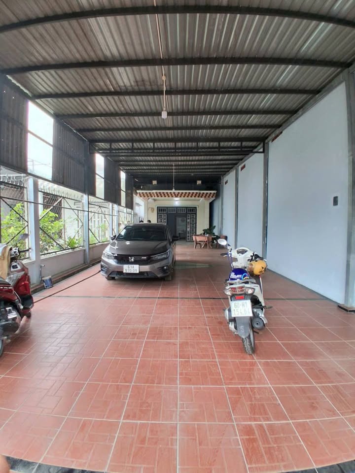 Nhà cho thuê Hòa Lợi, Bến Cát 250m² giá 8 triệu - Sân đậu 4 ô tô thoải mái!