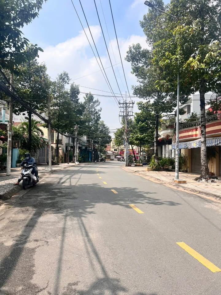 Nhà phố mặt tiền kinh doanh Nguyễn Thành Đồng, Biên Hòa 100m² giá chỉ 5.4 tỷ - Cơ hội đầu tư tuyệt vời!