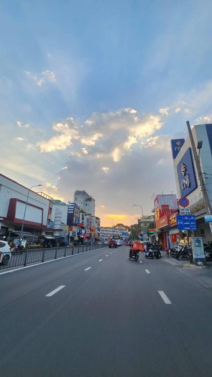 Nhà phố Phan Đăng Lưu 80m² giá 13 tỷ - Vị trí đắc địa, gần bệnh viện!