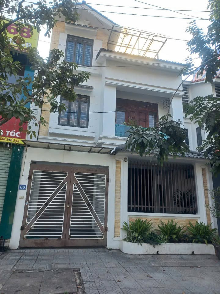 Nhà cho thuê tại Lương Văn Can, Vĩnh Yên, 3 tầng, 4 phòng ngủ - Nội thất sang trọng mới 100%