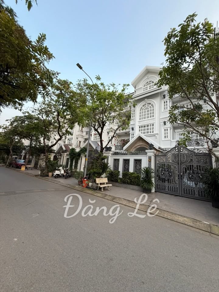 Biệt thự song lập tại Quận 7, 450m² giá 26.5 tỷ - An ninh, yên tĩnh!