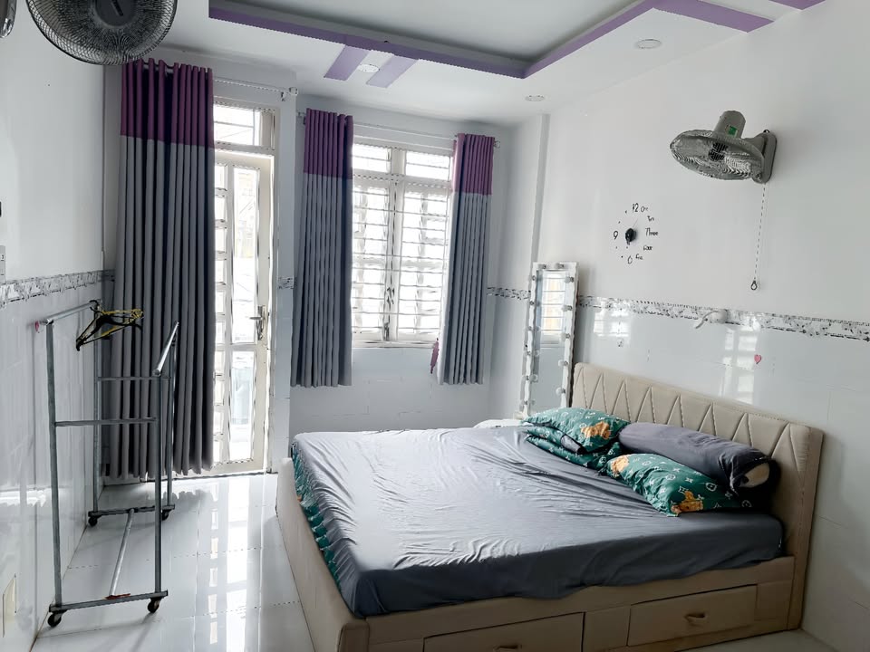Phòng cho thuê tại Hẻm 808 Cách Mạng Tháng 8, Quận Tân Bình - Giá chỉ 4.5 triệu/tháng, thoáng mát, đầy đủ tiện nghi