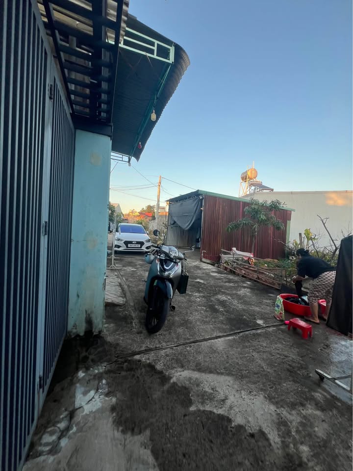 Nhà cấp 4 hẻm 52 A Trần Văn Hai, TP. Kon Tum 140m² giá 1 tỷ - Sân ô tô rộng rãi!