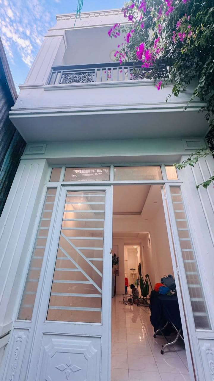 Nhà hẻm Lý Thái Tổ Long Xuyên 39m² giá 1.35 tỷ - Gần chợ, khu dân cư an ninh!