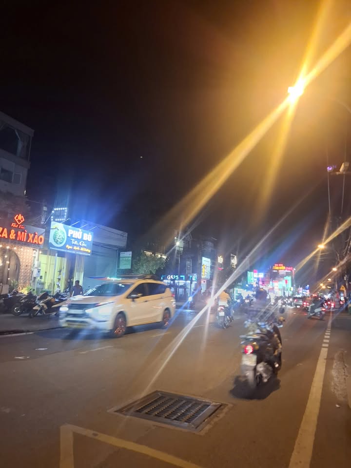 Tòa nhà mặt tiền 5 tầng Dương Đình Hội, Q9 - Đầu tư sinh lời ngay lập tức!