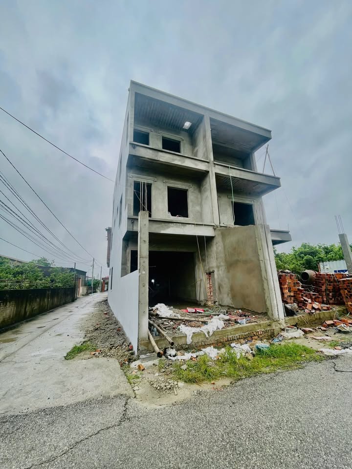 Nhà 3 tầng mặt đường Hoà Thuận, Nghi Kim, Vinh 56.6m² giá 3.3 tỷ - Không thể bỏ lỡ!