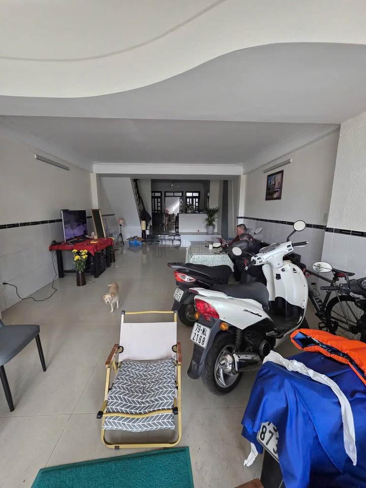 Nhà mặt tiền đường Lý Thái Tổ, Nha Trang 100m² giá 10 tỷ - Gần biển, thương lượng nhẹ!