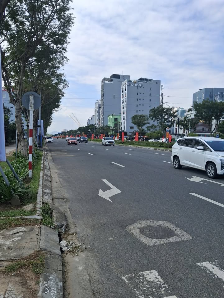 Khách sạn 4 tầng Đường Mỹ Khê - 100m² - Doanh thu ổn định