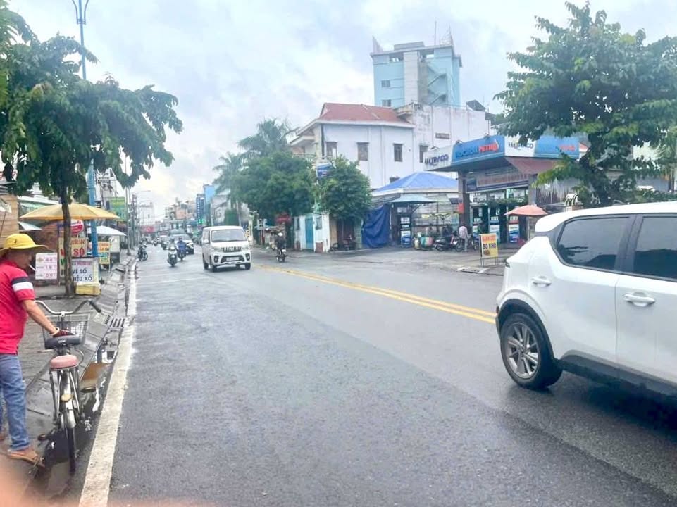 Nhà Mặt Tiền Đường Lê Lợi, Thị Trấn Hóc Môn 295m² giá 9.8 tỷ - Vị trí đắc địa kinh doanh thuận lợi!