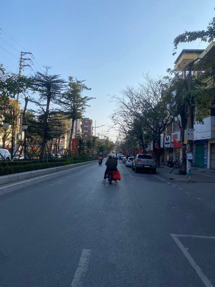 Nhà 2,5 tầng Cẩm Trung, Cẩm Phả 70m² giá 3.2 tỷ - Ô tô đỗ cửa thoải mái!