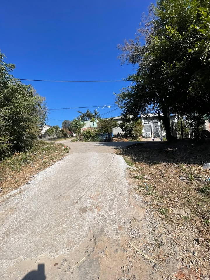 Bán đất mặt đường Lê Hoàn, Thắng Lợi, Kon Tum 1100m² - Giá cực rẻ chỉ 5xx triệu!