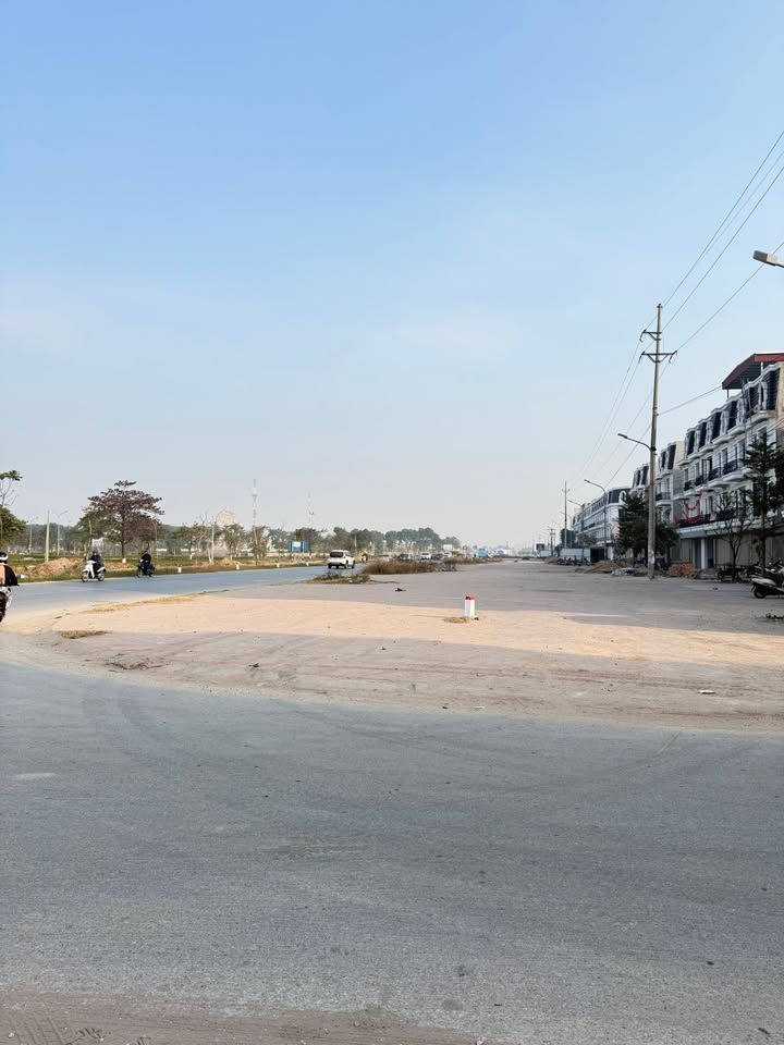 Townhouse Mặt Quốc Lộ 38, Thuận Thành 105m² giá 11 tỷ - Kinh doanh đắc địa!