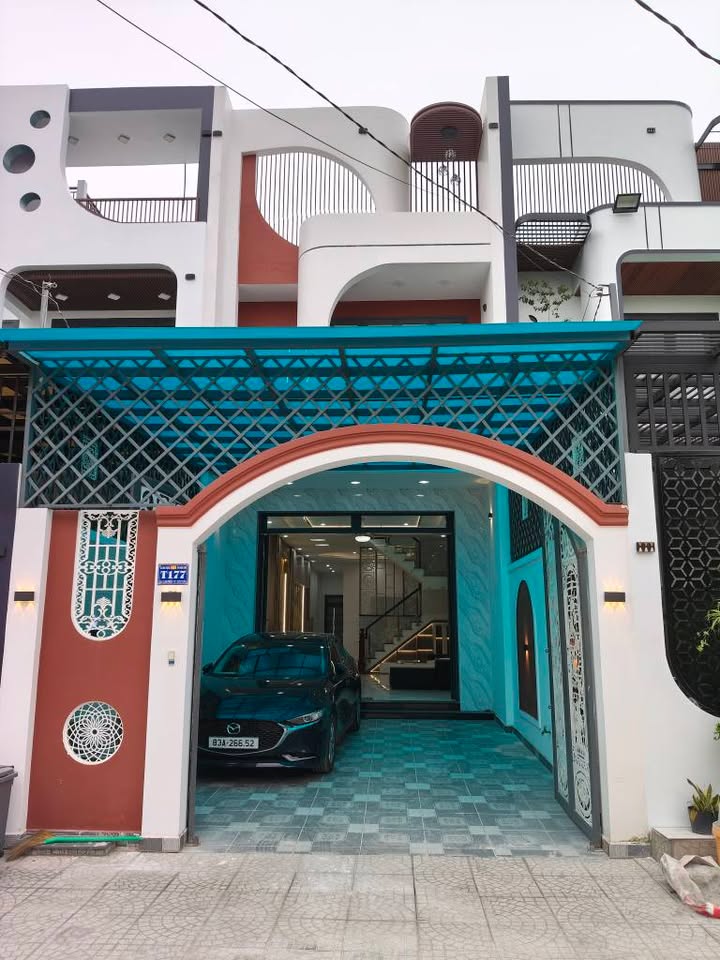 Nhà phố mặt tiền KCN Cầu Tràm 196m² giá 3.7 tỷ - Sẵn sàng vào ở cùng nội thất cao cấp!