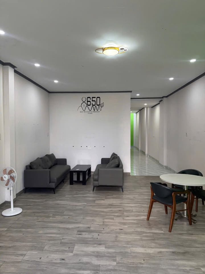 Nhà nguyên căn cho thuê mặt tiền đường Hùng Vương 2PN giá 9.5 triệu - Nội thất đầy đủ!