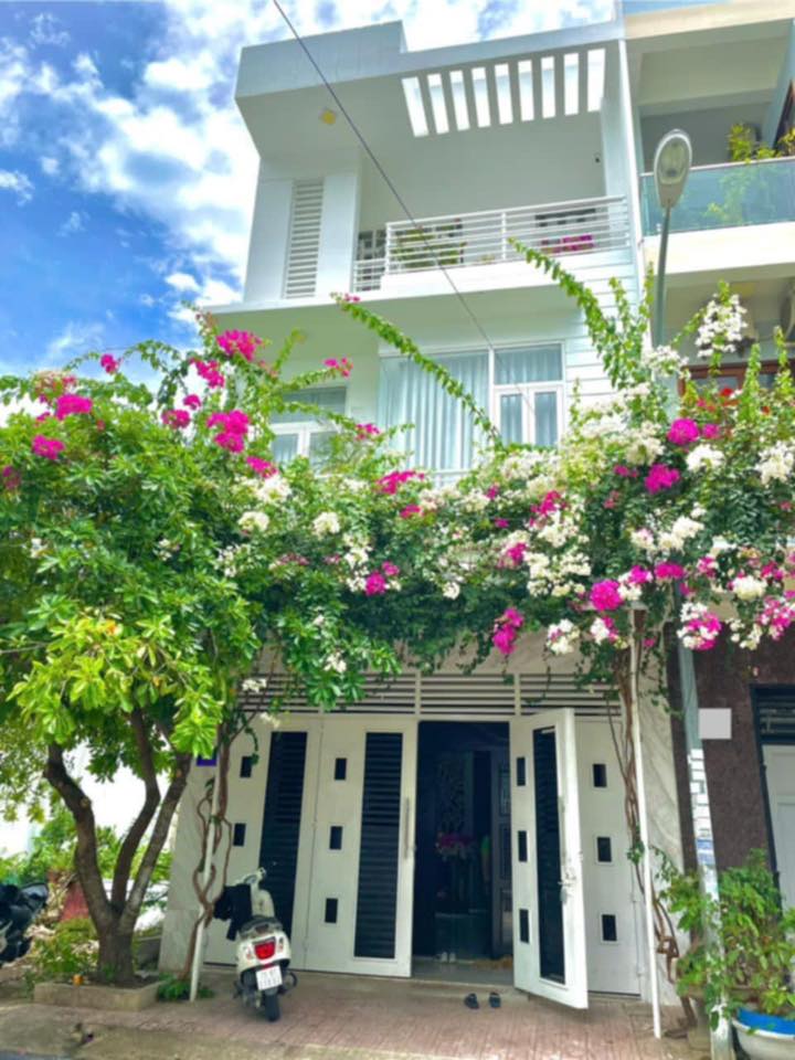 Nhà cho thuê Đảo Hoa Sen Nha Trang 3 tầng giá 12 triệu - Không gian sống thoáng đãng, đầy đủ nội thất!