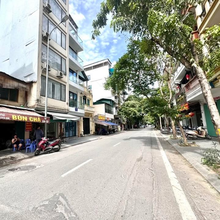 Nhà phố Đội Cấn, Ba Đình 42m² giá 13.5 tỷ - Sổ đỏ chính chủ, lô góc thoáng mát!