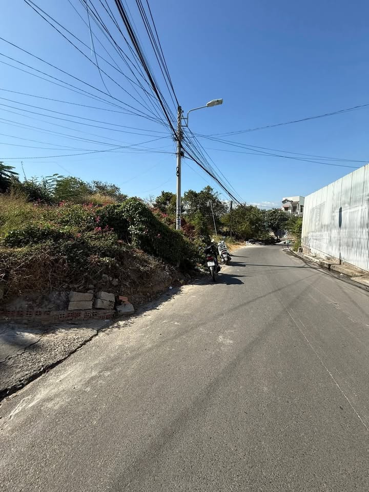 Đất nền hai mặt tiền đường Lò Tỉn, Phan Thiết 120m² giá 599 triệu - Cơ hội đầu tư sinh lời!